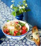 Erdbeer Kohlrabi Salat mit Taleggio Crostini