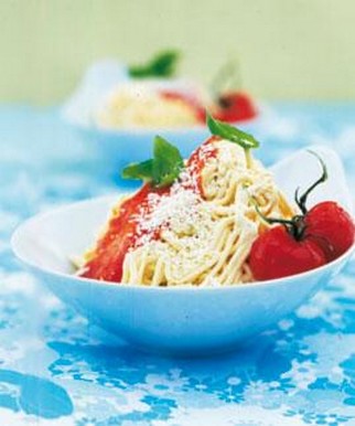Spaghetti Eis mit Tomatensauce