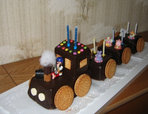 eisenbahn torte mit kekse schokoladen kuchen kindergeburtstagskuchen