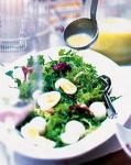 Salat mit Wachtelei