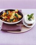 Kartoffelcurry mit Mandeln, Hahnchenbrust und Minzjoghurt