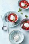 Joghurtnocken auf Erdbeersuppchen
