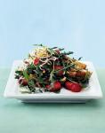 Rauke Erdbeer Salat mit Sprossen und Hähnchenfilet