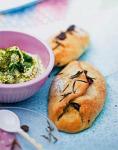 Olivenfladen mit Pistazien Schafskäse Dip